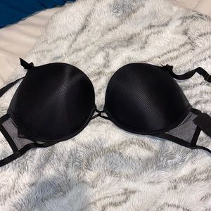 Victoria’s Secret bombshell plunge